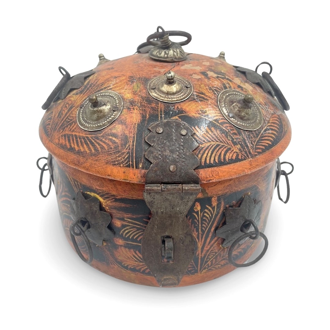 Early 20th Century Afghan Himalayan Handmade Wooden Container: Early 20th century Afghan Himalayan tribal handmade wooden container, diameter 17 cm, hight 17 cm.