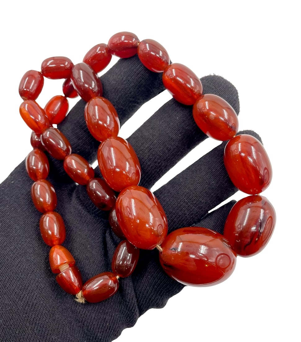 Art Deco Graduated Cherry Amber Bakelite Necklace: Art Deco graduated cherry amber bakelite necklace, 55.4 grams, 49 cm. Combined shipping is available for this item.