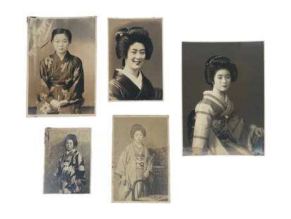 Lot of (5) 1930s-1940s Japanese Ladies' Photos: Description: Lot of (5) 1930s-1940s Japanese ladies' photos, the smallest is 5 x 6,5 cm, the largest is 8 x 11,5 cm. Condition: The photos have been taken from an album, and 4 of the photos are