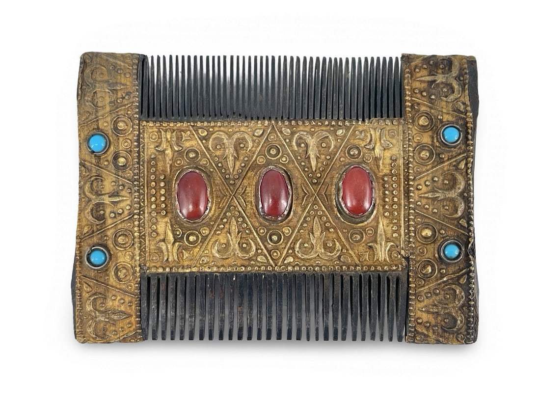 19th Century Turkoman Middle Eastern Comb with Turquoise and Carnelian/Agate Stones: Description: 19th century Turkoman Middle Eastern comb decorated with turquoise and carnelian/agate stones on gilt copper appliques, 6,5 x 9 cm. Condition: in very good condition. Inhouse worldwide sh