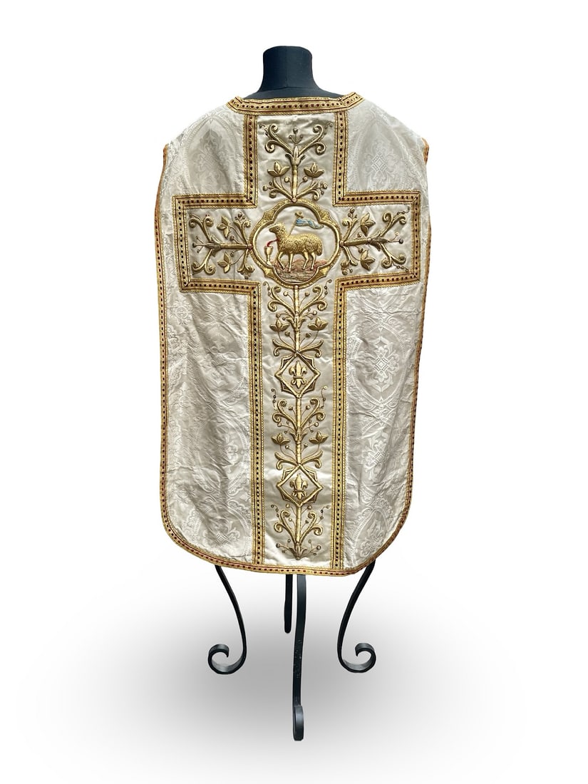 Early-to-mid 20th Century Roman Agnus Dei (The Lamb of God) Priest Chasuble: Description: Early-to mid 20th century Roman Agnus Dei (The Lamb of God) priest chasuble. A richly decorated priest chasuble, with high-end decorations including metallic gold garlands. There is the i