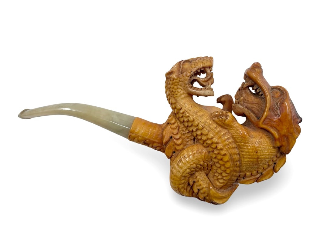 Vintage Turkish Artist Signed Meerschaum Smoking Pipe: Vintage Turkish artist signed meerschaum smoking pipe depicting a fight between a dragon and a basilisk, 16. 5 cm, signed by the artist Sadik Yanik. We ship to the United States PROBLEM-FREE. All the 