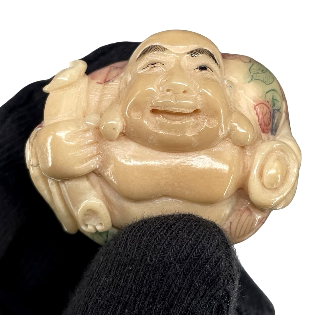 A Small 19th Century Shoushan/Steatie carving of Laughing Budai w/ Artist Signature: A Small 19th Century Shoushan/Steatie carving of Laughing Budai w/ Artist SignatureBeautifully carved.In very good condition. We ship to the United States PROBLEM-FREE. All the packages will be shippe