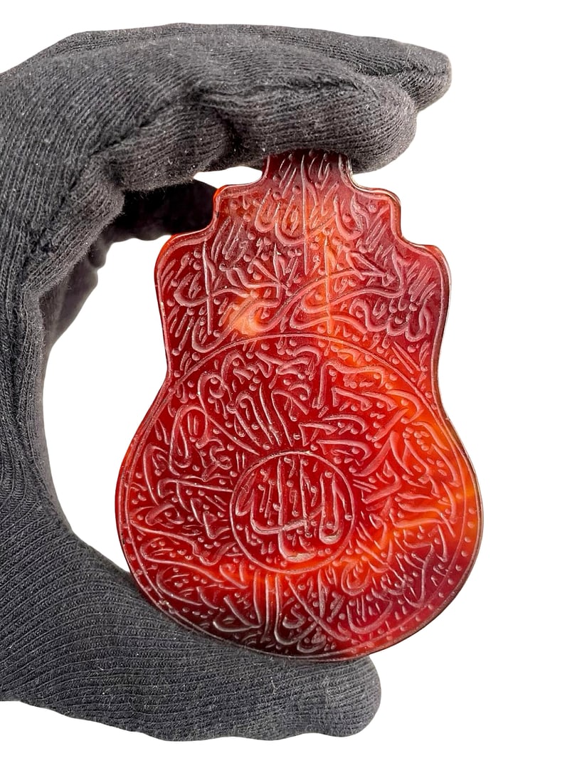Carved Red Aqiq (Agate) Pendant Carved with Islamic Verses – Islamic Devotional Amulet: Carved red aqiq (agate) pendant carved with Islamic verses – Islamic devotional amulet, 8,5 x 6 cm. Presented is a finely carved red aqiq (agate) pendant engraved with Arabic religious
