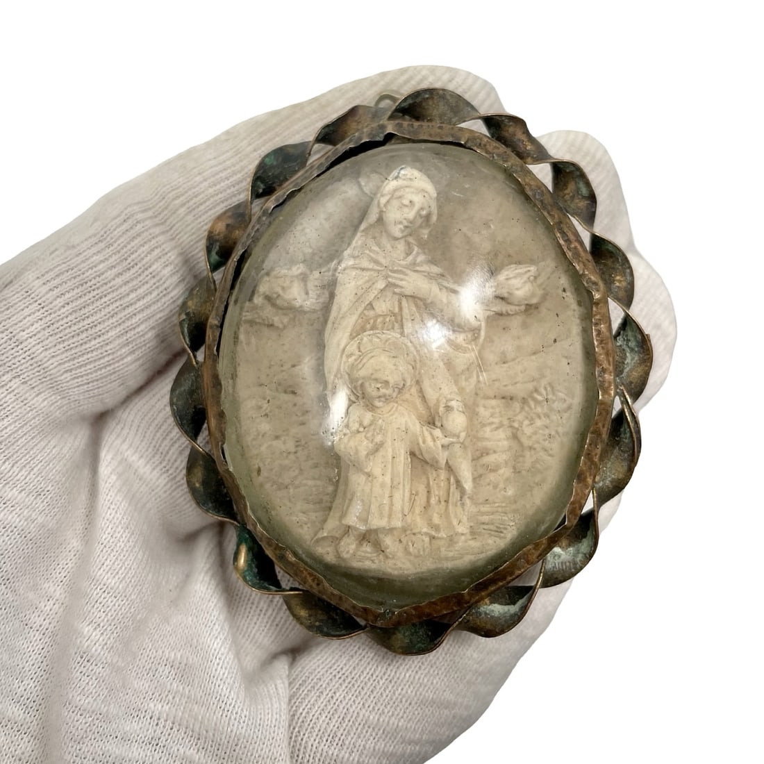 Late 18th–Early 19th Century Italian Devotional Pendant Depicting the Virgin and Child: A rare and authentic Italian Christian Catholic devotional pendant dating to the late 18th–early 19th century, depicting the Virgin Mary with the Christ Child in high relief.The central image is