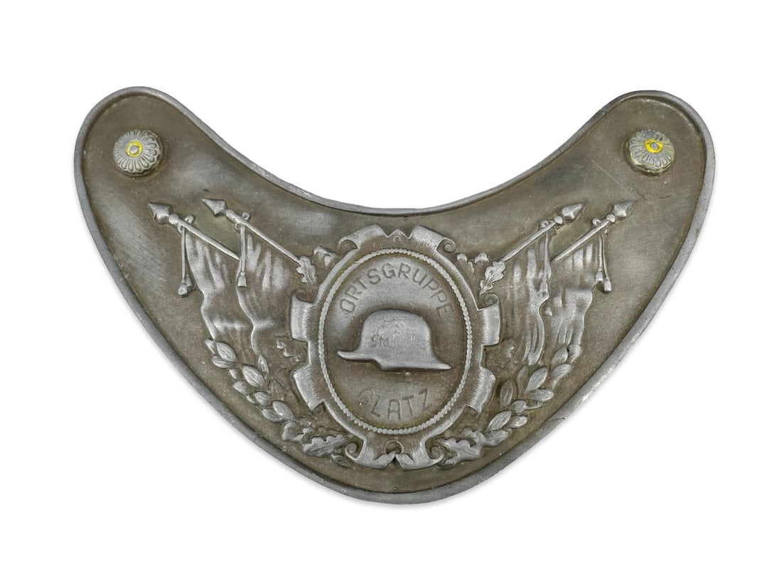 WWII German Third Reich Der Stahlhelm Ortsgruppe Platz Gorget Veteran Breast Shield: WWII German Third Reich Der Stahlhelm Ortsgruppe Platz Gorget Veteran Breast Shield. A World War II-era German Third Reich military veterans' organization crescent-shaped metal gorget (breast shield) 