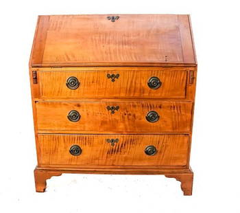 18th Century Colonial Dovetail Joints Secretary Drop Front Desk w Drawers: 18th Century Colonial Dovetail Joints Secretary Drop Front Desk w Drawers . Dimensions: Height: 46 in (116.84 cm) Width: 39 in (99.06 cm) Depth: 22 in (55.88 cm).