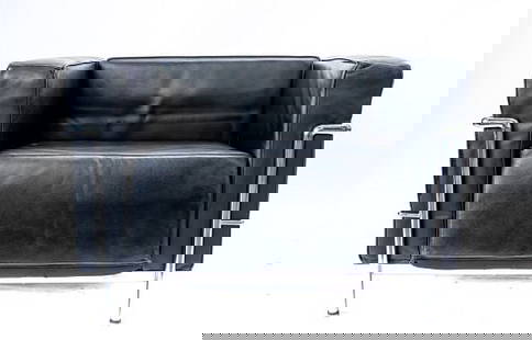 LE CORBUSIER, Charlotte Perriand and Pierre Jeanneret, Cassina: LE CORBUSIER, Charlotte Perriand and Pierre Jeanneret, Cassina. Iconic and timeless modern design for club-style chairs. Cassina Masters Collection. Black leather upholstery and polished chrome