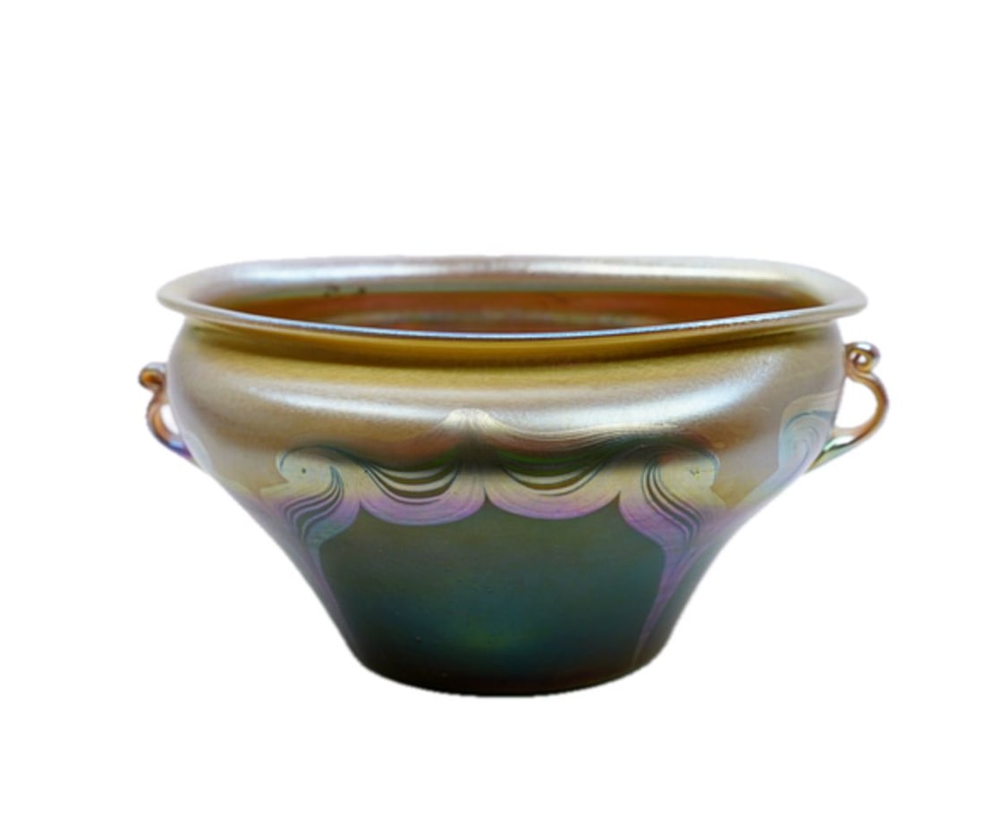 RARE Tiffany Studios, 1909, Centerpiece Bowl. 5 _ x 11 _ x 8 in. Etched L. C. Tiffany Favrile,: Centerpiece Bowl, Tiffany Studios, American 1909, 5 _ in. x 11 _ in. x 8 in. Favrile glass Etched L. C. Tiffany-Favrile 4843 D, a beautiful authentic bowl with gold and green pulled feather design and