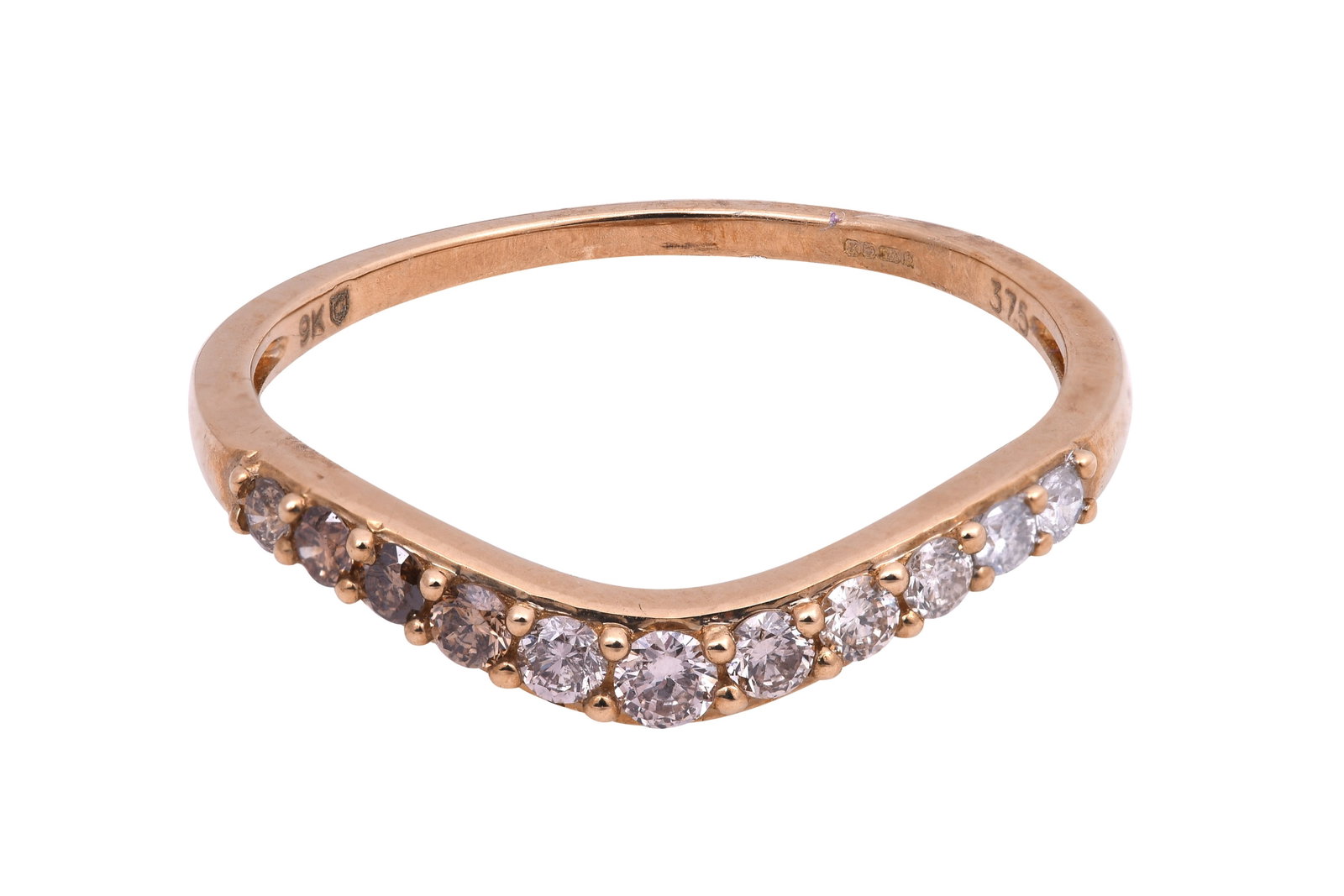 A CHAMPAGNE AND WHITE DIAMOND-SET YELLOW GOLD RING Stamped 9K: A CHAMPAGNE AND WHITE DIAMOND-SET YELLOW GOLD RING Stamped 9K A single row of 7 champagne round-cut diamonds, 2 cape champagne round-cut diamonds and 2 white round-cut diamonds, on a wavy band, The sh