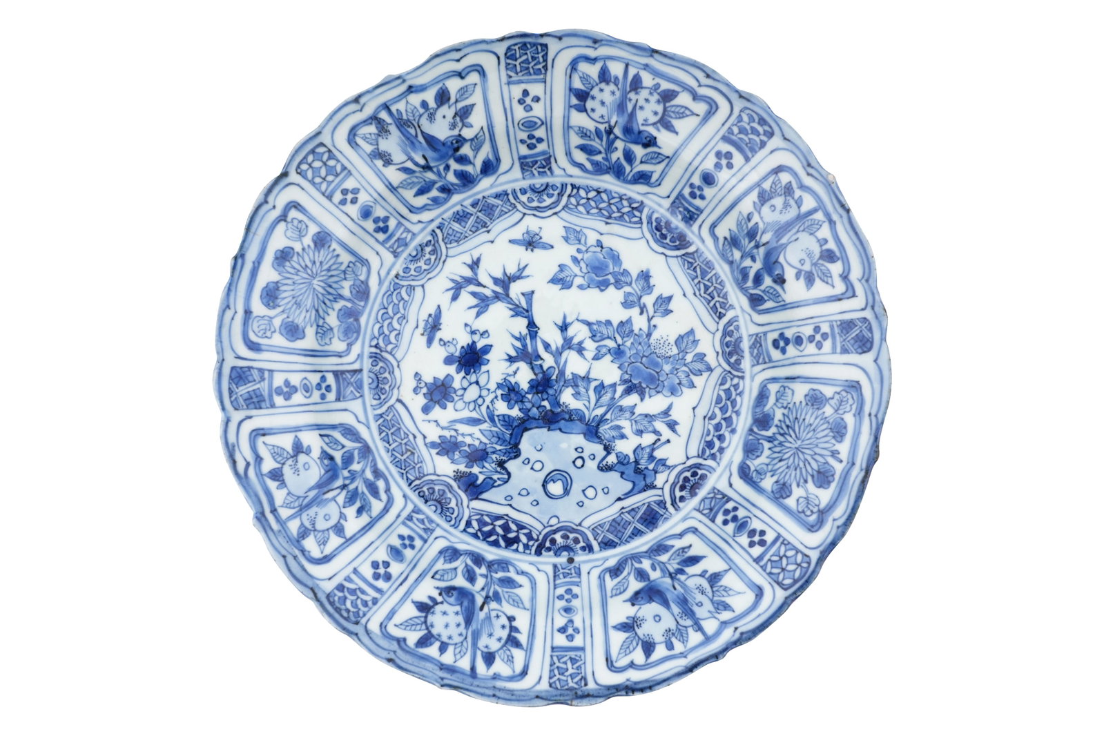 A CHINESE BLUE AND WHITE KRAAK DISH Kangxi period (1 of 4)