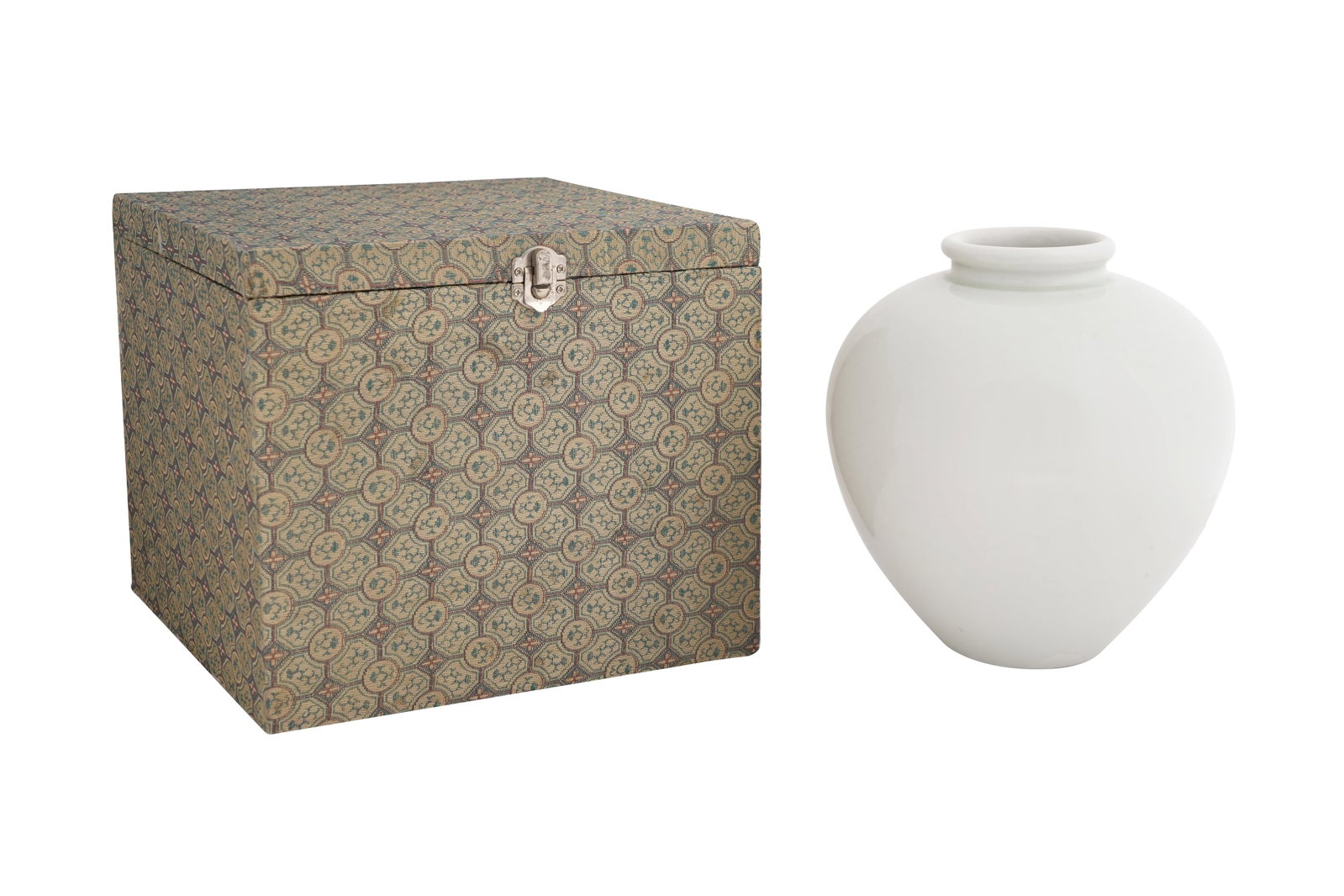 A CHINESE XINGYAO JAR Modern: A CHINESE XINGYAO JAR Modern With a tapered body and a rounded shoulder beneath a short waisted neck, all under a pale blue-green glaze, a ying mark incised to the base, containend in a silk box 19cm 
