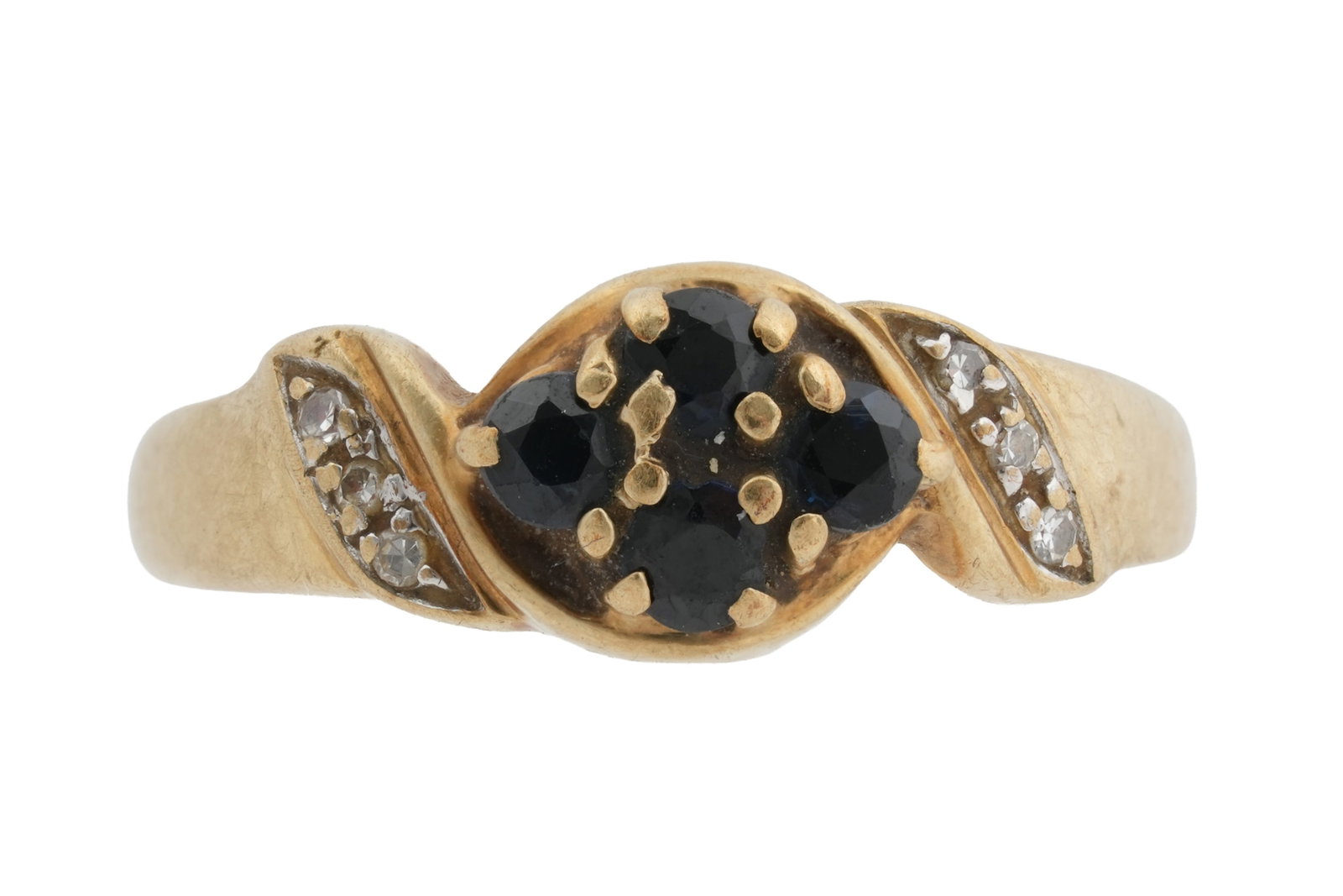 A 9CT GOLD BLACK STONE AND DIAMOND RING: A 9CT GOLD BLACK STONE AND DIAMOND RING With four prong set black stones, set in a twisted band, with channel set roundcut diamonds flanking. Gross weight 2grs; size P