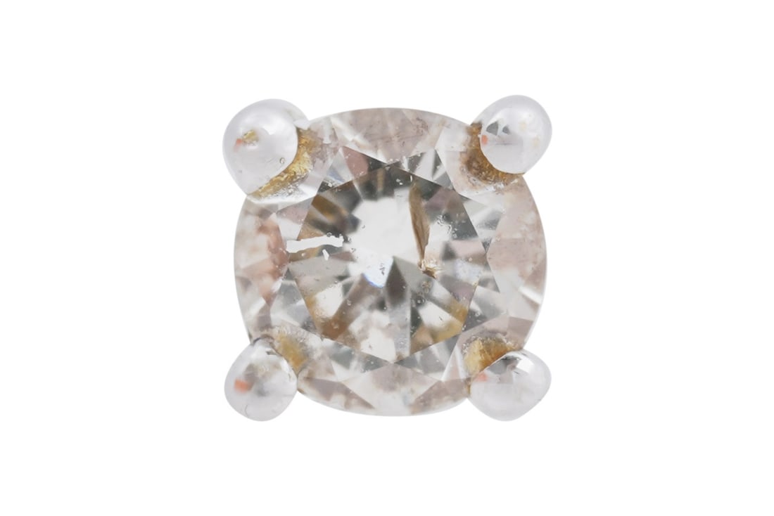 AN 18CT WHITE GOLD AND DIAMOND SINGLE STUD EARRING: AN 18CT WHITE GOLD AND DIAMOND SINGLE STUD EARRING With a prong set diamond of approximately 0.10 carats, missing butterfly. Gross weight 0.2grs; stud length 1.1cm