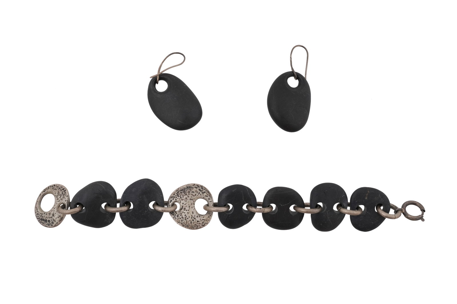 A TOM BINNS 'FOUND' PEBBLE AND SILVER LINK BRACELET AND EARRINGS SET USA, c.1992 (1 of 3)