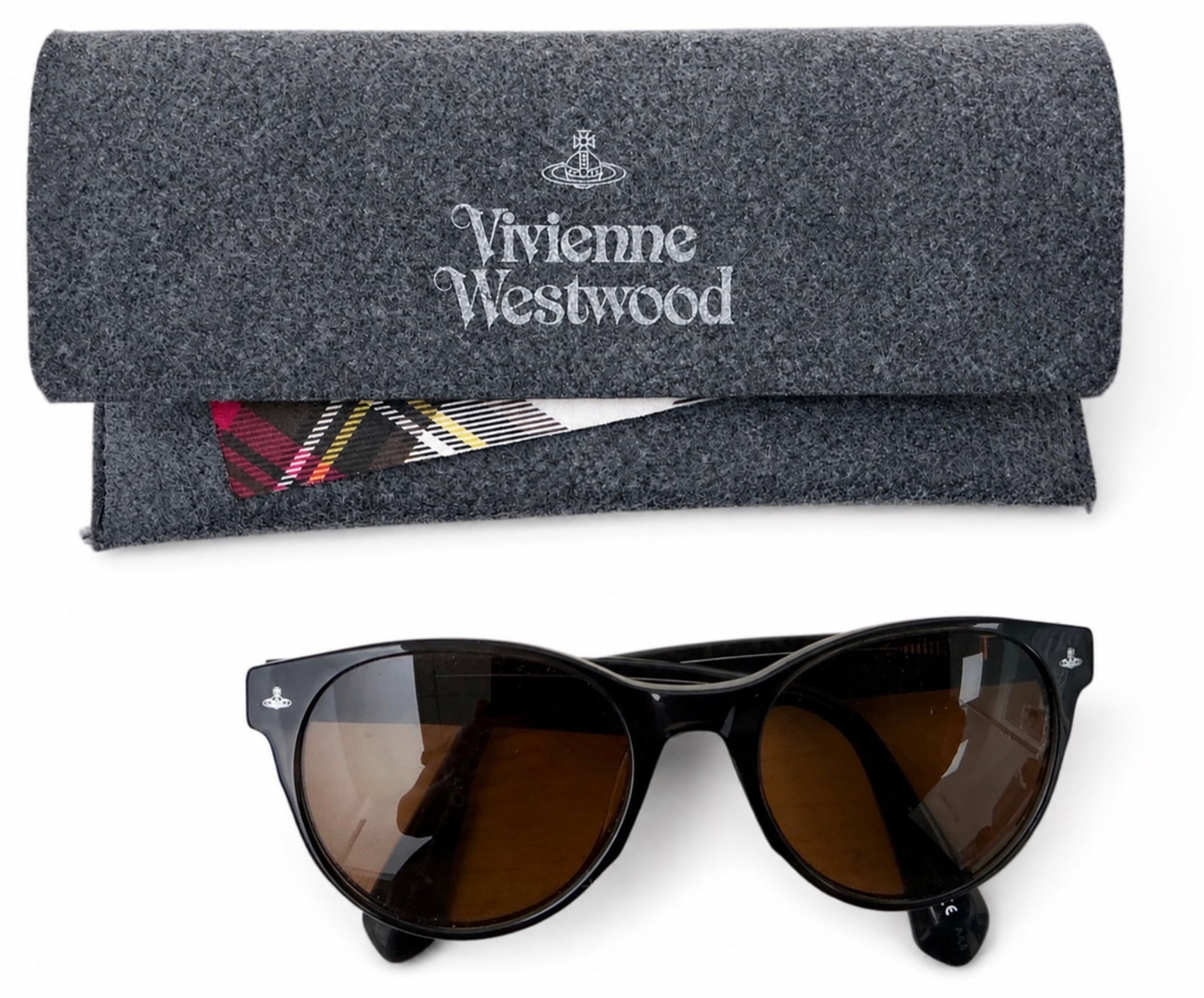 VIVIENNE WESTWOOD SUNGLASSES WITH ORIGINAL SOFT CASE Contemporary: VIVIENNE WESTWOOD SUNGLASSES WITH ORIGINAL SOFT CASE Contemporary A stylish pair of Vivienne Westwood sunglasses featuring glossy black frames with graduated