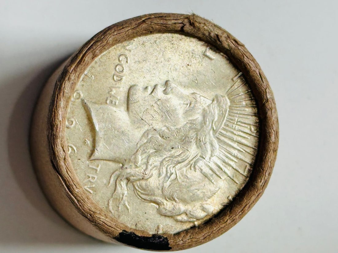 BU $10 Peace Silver Dollar Roll 1924 & 1926 Ends: An original Brilliant Uncirculated (BU) sealed roll containing 10 Peace Silver Dollars, featuring a 1924 coin on one end and a 1926 coin on the other. The roll remains sealed to ensure the interior co