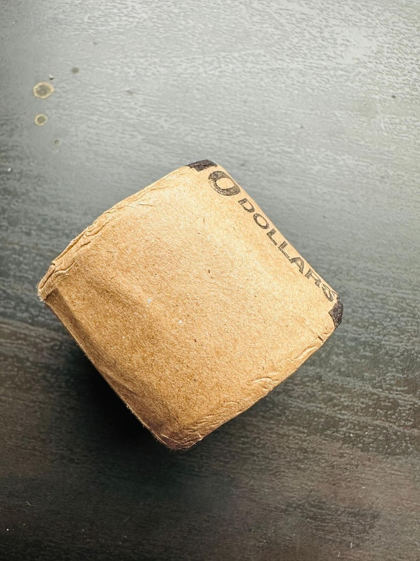 BU $10 2001 & 2001 1 oz Silver American Eagle $1 Coin Roll: This original Brilliant Uncirculated (BU) sealed roll contains 10 American Silver Eagle coins, each struck in 1 troy ounce of .999 fine silver. The roll features a 2001 coin on one end and a 2001 coin