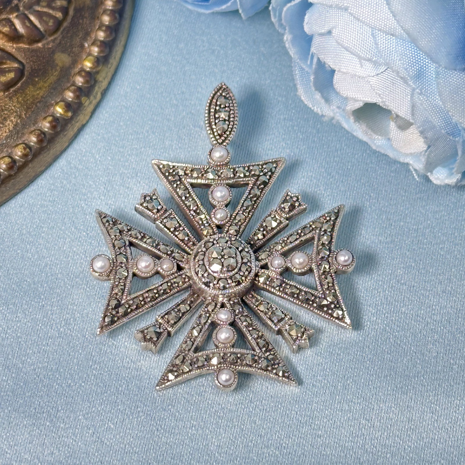 Silver 925 Pearl and Marcasite Vintage Style Star Pendant: Silver 925 Pearl and Marcasite Vintage Style Star Pendant Stone: Pearl,Marcasite Metal: Silver 925 Approx. Weight: 12.78 g. Approx. Gemstone Weight: 3.05 carat Location: This item ships from Bangkok, 