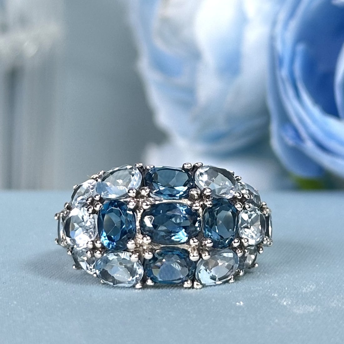 Silver 925 Natural London Blue Topaz and Topaz Vintage Style Solitaire Ring: Silver 925 Natural London Blue Topaz and Topaz Vintage Style Solitaire RingStone: Natural London Blue Topaz,TopazMetal: Silver 925Approx. Weight: 4.71 g.Approx. Gemstone Weight: 6.51 caratSize: US7Loc