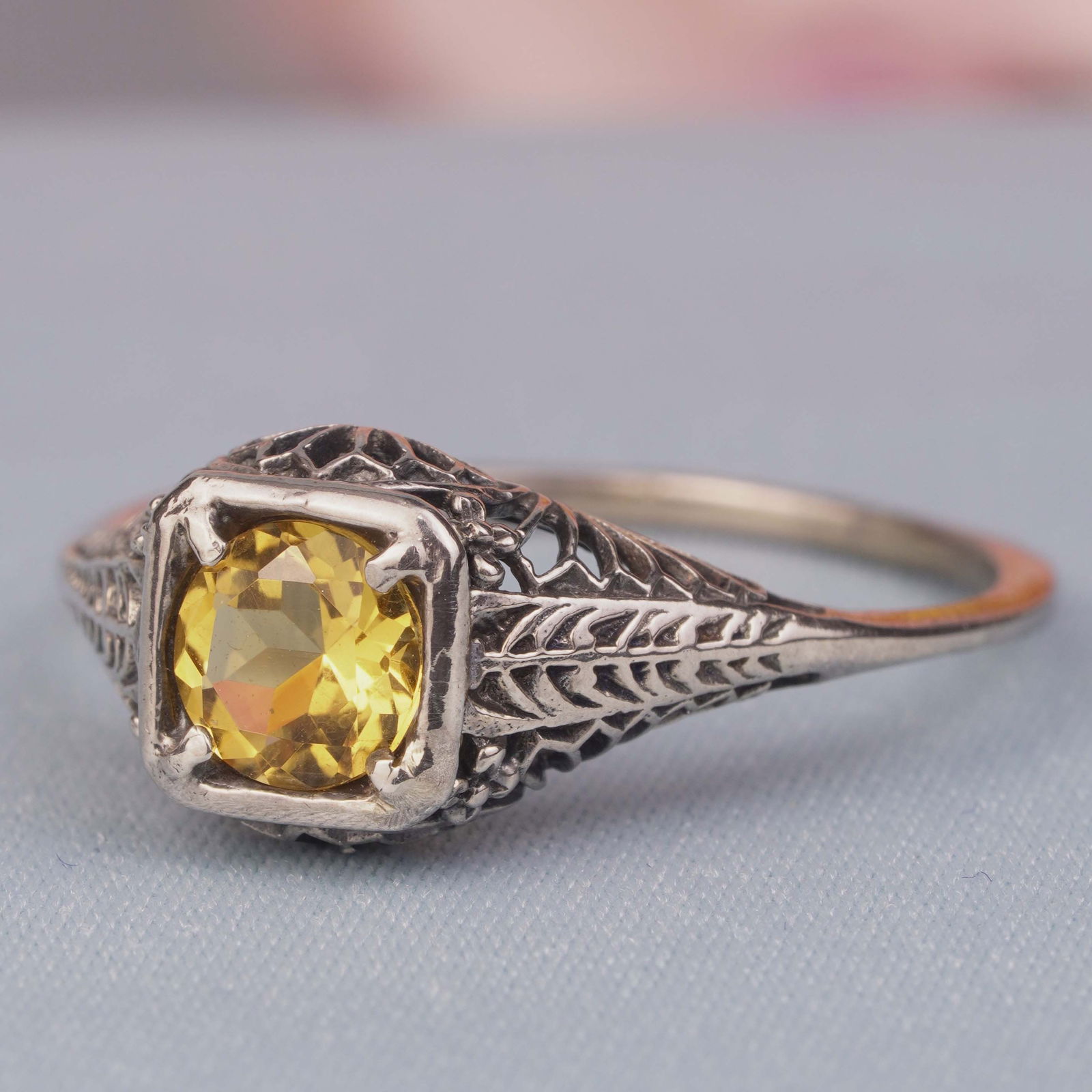 Silver925 Natural Citrine Vintage Filigree Ring: CHARACTERISTICSStatus: In stockOrigin: ThailandMetal: Silver 925Ring Size: US 9Total Gemstones Weight: 0.62 carat. (approx.)Total Gram Weight: 1.89 g. (approx.)*Pictures have been enlarged to show det