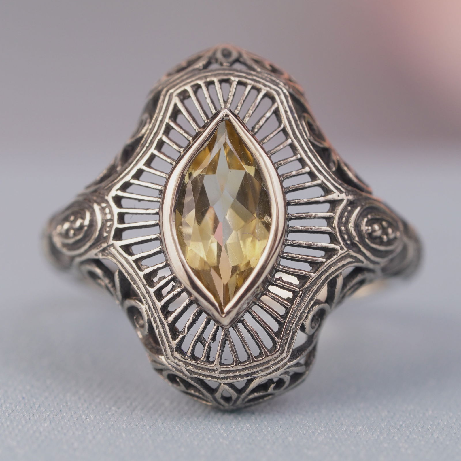 Silver925 Natural Citrine Vintage Filigree Ring: CHARACTERISTICSStatus: In stockOrigin: ThailandMetal: Silver 925Ring Size: US 5.75Total Gemstones Weight: 0.88 carat. (approx.)Total Gram Weight: 2.25 g. (approx.)*Pictures have been enlarged to show
