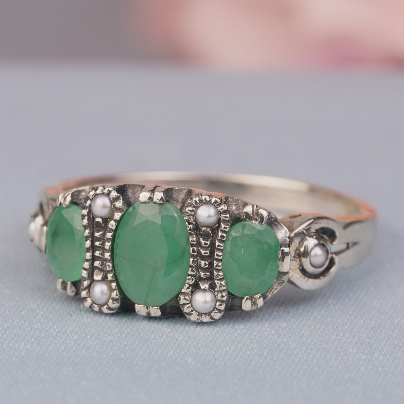 Silver925 Natural Emerald Pearl Vintage Filigree Ring: CHARACTERISTICSStatus: In stockOrigin: ThailandMetal: Silver 925Ring Size: US 10Total Gemstones Weight: 1.61 carat. (approx.)Total Gram Weight: 3.25 g. (approx.)*Pictures have been enlarged to show de