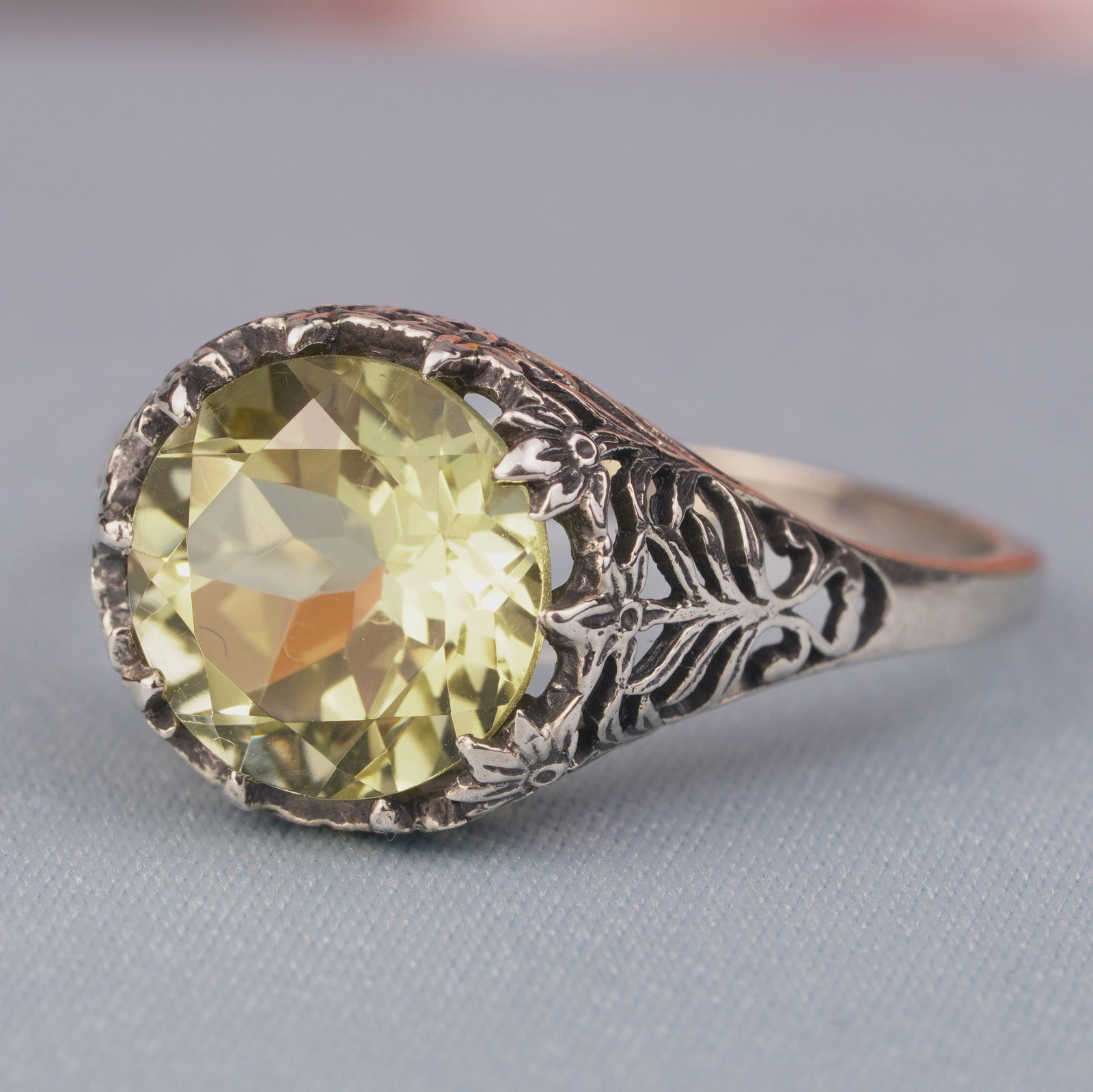 Silver925 Natural Lemon Quartz Vintage Filigree Ring: CHARACTERISTICSStatus: In stockOrigin: ThailandMetal: Silver 925Ring Size: US 10Total Gemstones Weight: 3.40 carat. (approx.)Total Gram Weight: 2.83 g. (approx.)*Pictures have been enlarged to show de