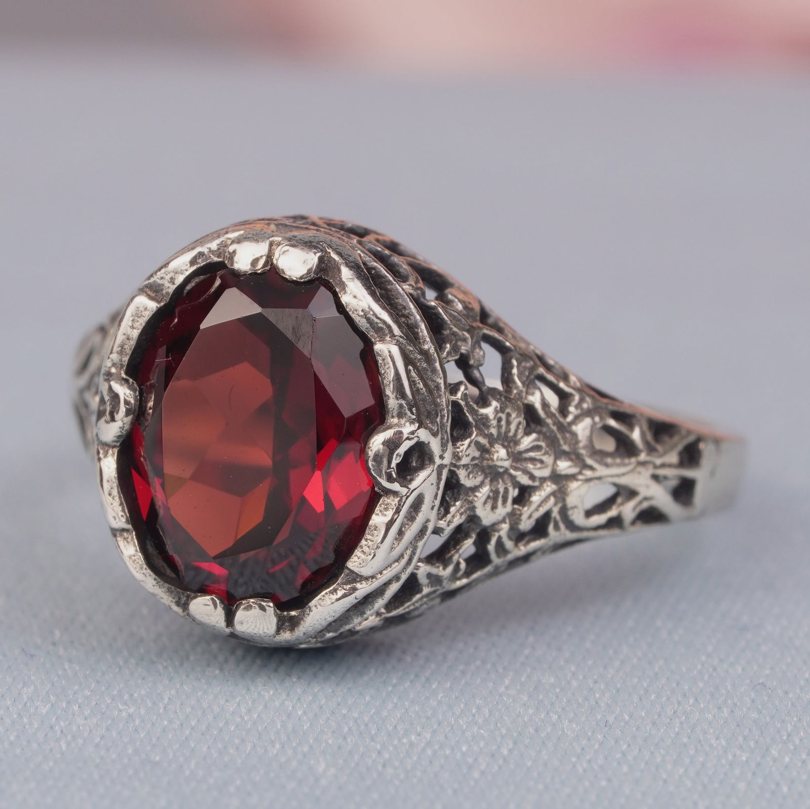 Silver925 Natural Garnet Vintage Filigree Ring: CHARACTERISTICSStatus: In stockOrigin: ThailandMetal: Silver 925Ring Size: US 5Total Gemstones Weight: 2.38 carat. (approx.)Total Gram Weight: 2.47 g. (approx.)*Pictures have been enlarged to show det