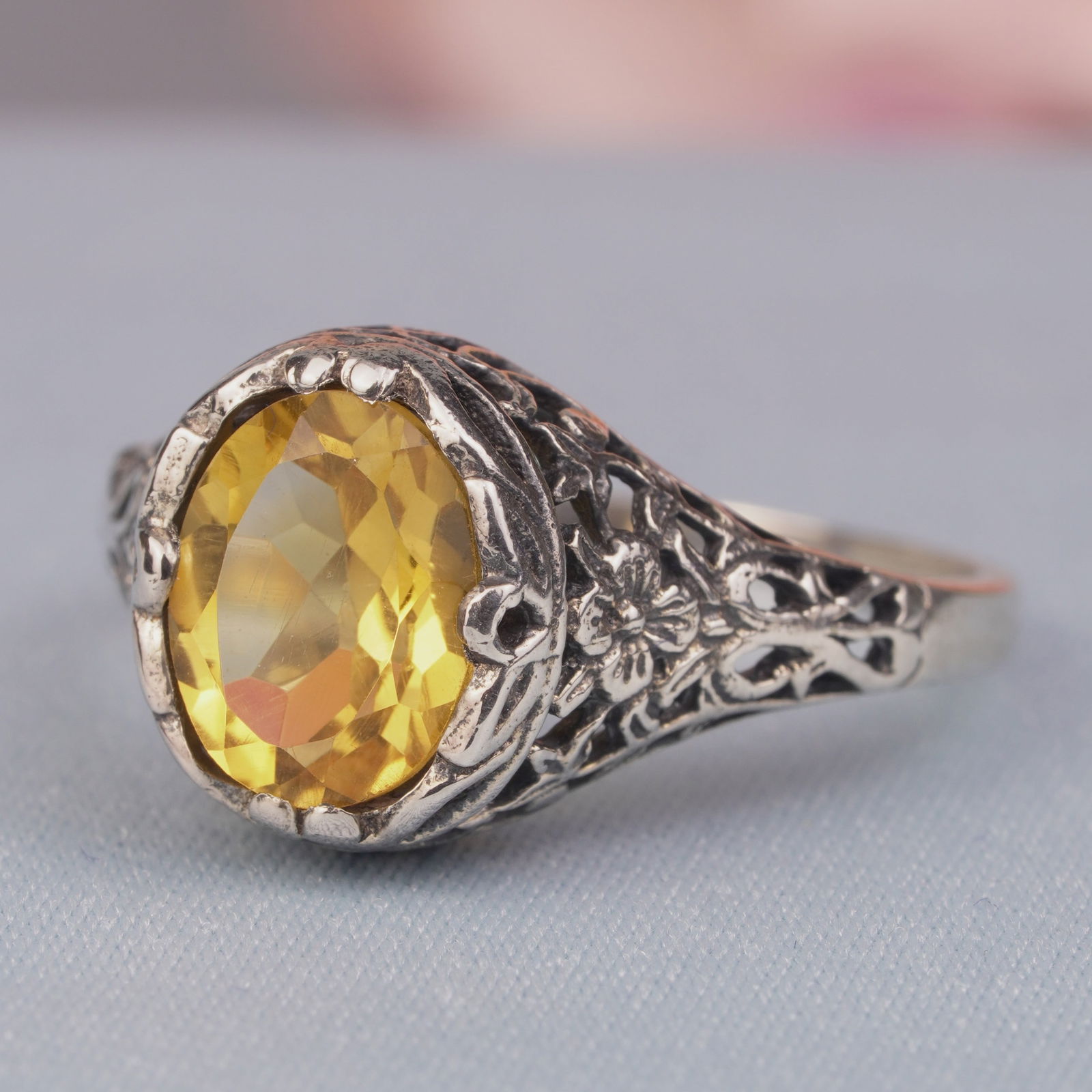 Silver925 Natural Citrine Vintage Filigree Ring: CHARACTERISTICSStatus: In stockOrigin: ThailandMetal: Silver 925Ring Size: US 8Total Gemstones Weight: 1.80 carat. (approx.)Total Gram Weight: 2.68 g. (approx.)*Pictures have been enlarged to show det