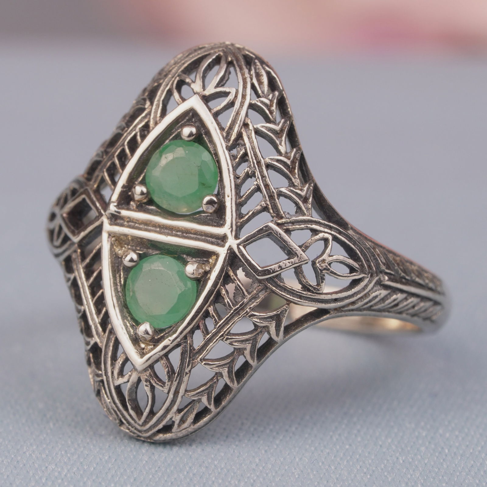 Silver925 Natural Emerald Semi Mouth Vintage Filigree Ring: CHARACTERISTICSStatus: In stockOrigin: ThailandMetal: Silver 925Ring Size: US 6Total Gemstones Weight: 0.62 carat. (approx.)Total Gram Weight: 2.36 g. (approx.)*Pictures have been enlarged to show det