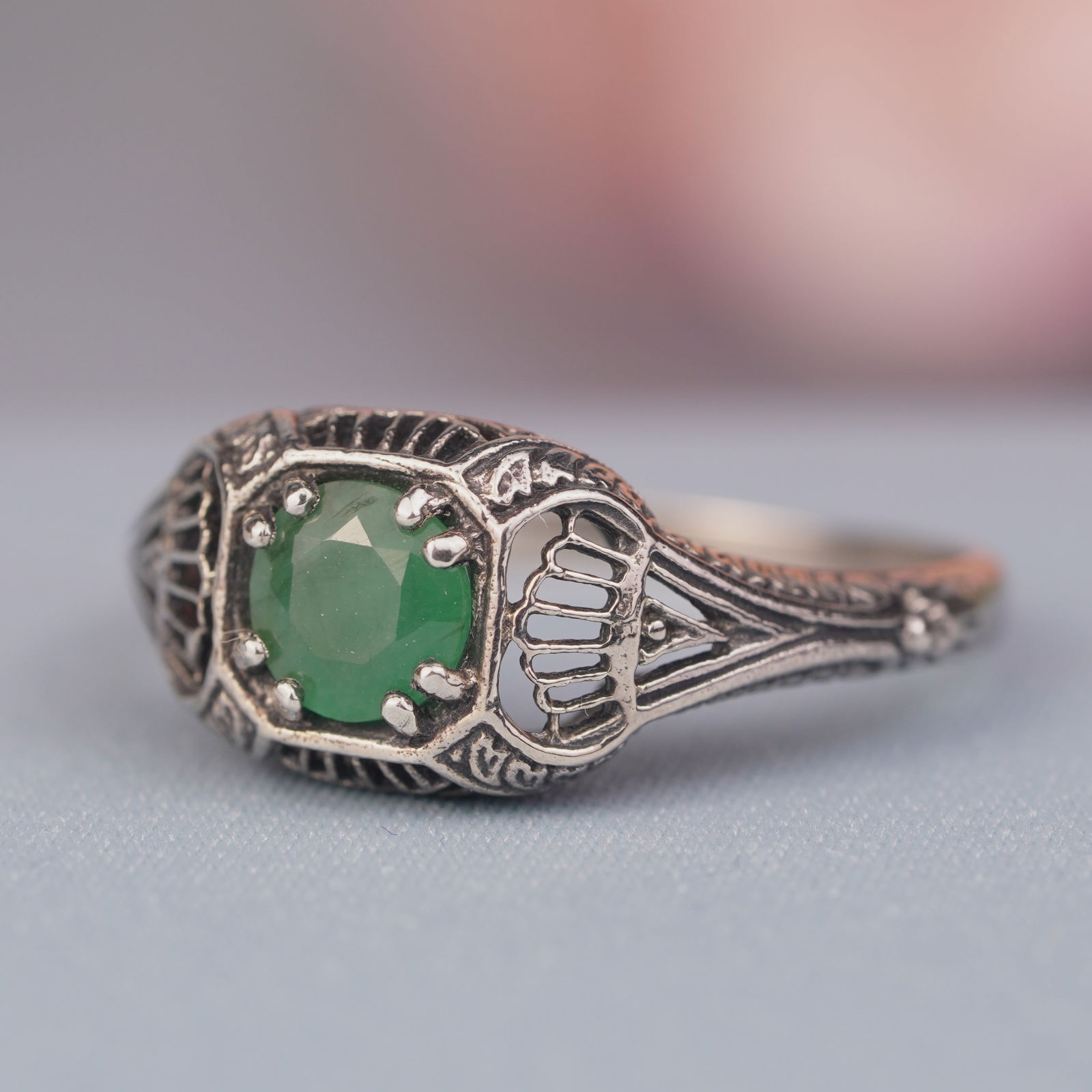 Silver925 Natural Emerald Vintage Filigree Ring: CHARACTERISTICSStatus: In stockOrigin: ThailandMetal: Silver 925Ring Size: US 6.25Total Gemstones Weight: 0.68 carat. (approx.)Total Gram Weight: 2.56 g. (approx.)*Pictures have been enlarged to show