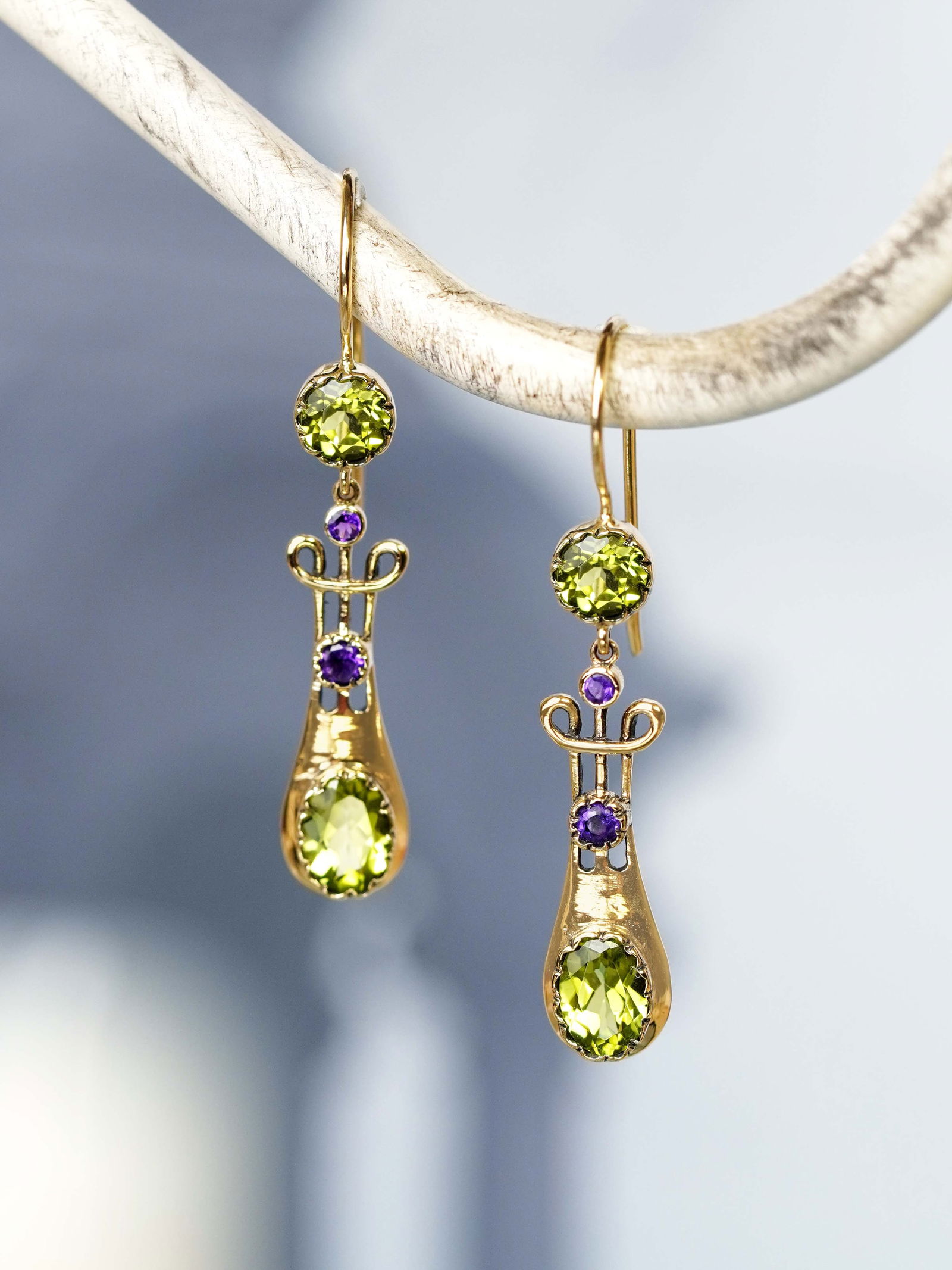 9K Gold Natural Peridot and Amethyst Vintage Style Drop Earrings: CHARACTERISTICSOrigin: ThailandMetal: Solid 9K Yellow Gold Earrings Size: 7 x 43 mm.Total Gemstones Weight: 2.76 carat (approx.)Total Gram Weight: 3.49 g. (approx.)*Pictures have been enlarged to show