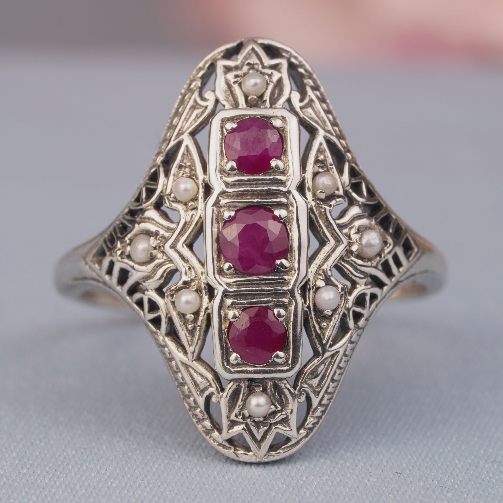 Silver925 Natural Ruby Pearl Vintage Filigree Ring: CHARACTERISTICSStatus: In stockOrigin: ThailandMetal: Silver 925Ring Size: US 9Total Gemstones Weight: 0.67 carat. (approx.)Total Gram Weight: 4.07 g. (approx.)*Pictures have been enlarged to show det