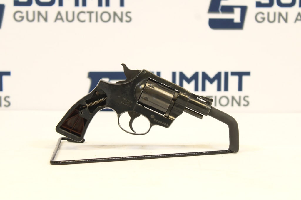 RG RG40 .38 Special: This snub nose revolver comes with a ramp front sight, missing a grip, shows signs of wear and tear. Please see photos. - Bore: Shiny , Action: DA/SA - 2