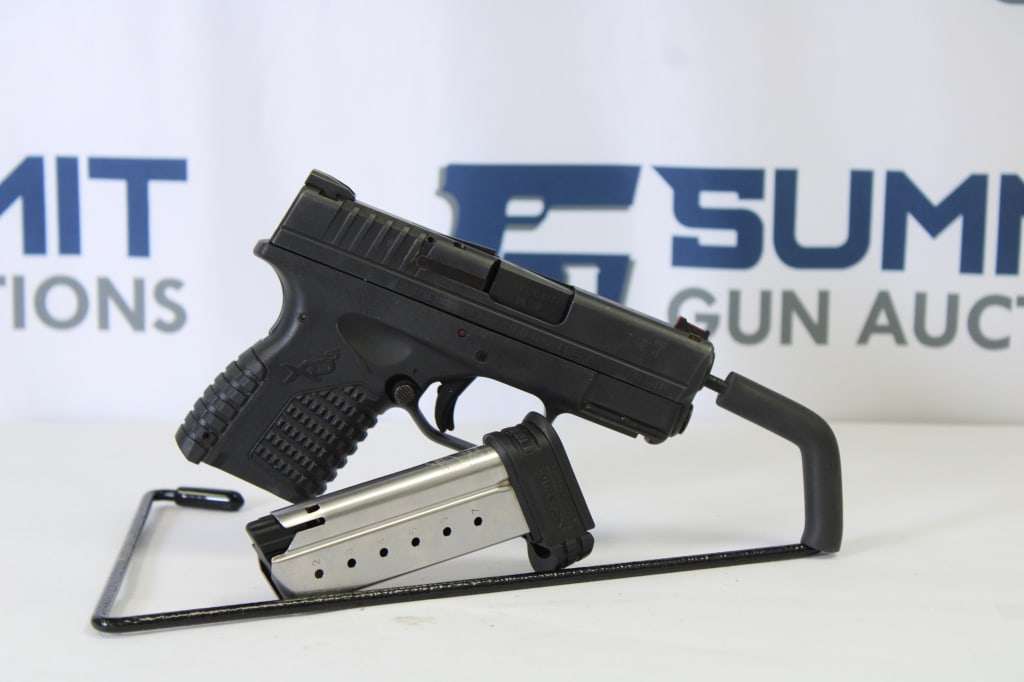 Springfield Armory XDS-40 .40 S&W: This compact version of the XD series comes with fiber optic front sight and fixed rear sights, rail mount, trigger safety, a one magazine. Please see photos. - Bore: Shiny ; Action: Semi ; Length: 3.
