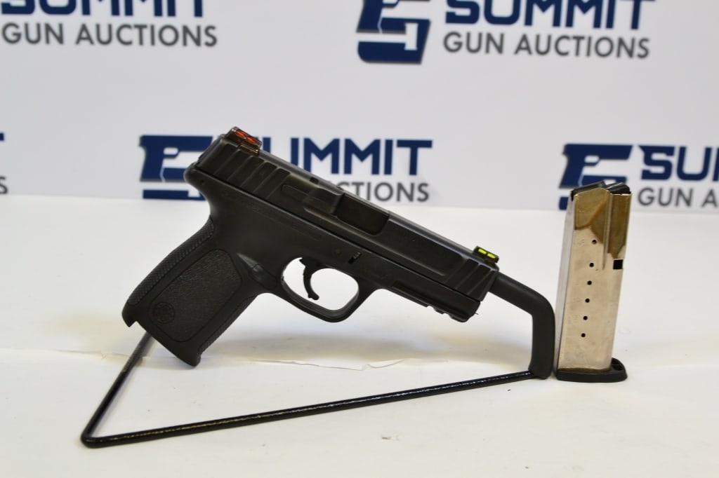Smith & Wesson SD40 .40 S&W: Up for auction is a .40 S&W pistol. Comes with fiber optic front and rear sights, trigger safety, lower rail mount and (1) magazine. Overall in good condition. Please see photos. ; Barrel Length: 4 ;