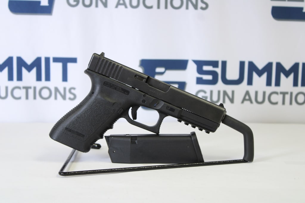 Glock 21 Gen 3 .45 Auto: This .45 Glock comes with standard Glock front and rear sights, rail mount, and one magazine. Overall in very good condition. Please see photos. ; Barrel Length: 4.5 ; Bore: Shiny ; Action: Semi ; SN#