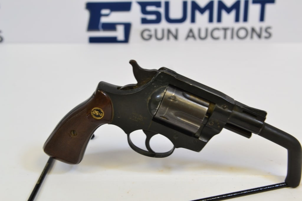 RG Ind. RG40 .38 Spl: Up for auction is a .38 special, 6-shot revolver. This comes with ramped front and grooved rear sights, plastic grips. Cylinder sticks, shows visible signs of rust. May need work to operate. Overall i