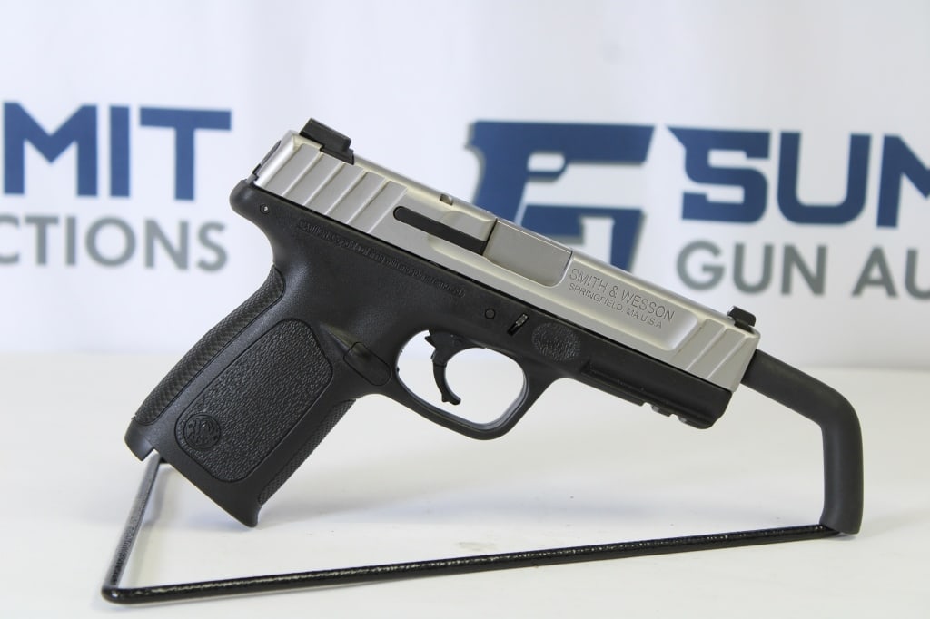 Smith & Wesson SD40VE .40 S&W: Up for auction is a Smith & Wesson SD40VE chambered in .40 S&W. It features a 4 inch barrel with a black polymer frame, and fixed sights. It also comes without a magazine and a picatinny under-barrel