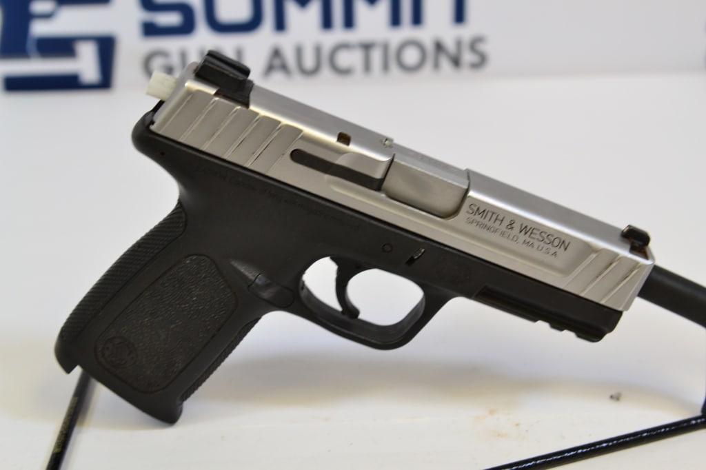 Smith & Wesson SD9VE 9mm: Up for auction is a two-toned 9mm S&W. Comes with fixed front and rear sights, trigger safety, lower rail mount. Missing backplate - needs work to fire. Please see photos. ; Barrel Length: 4 ; Bore: S