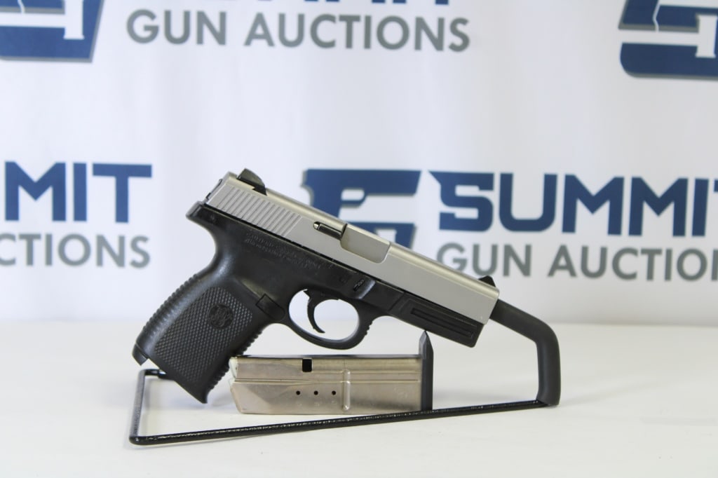 Smith & Wesson SW9VE 9mm: This 9mm pistol comes with fixed front and rear sights, two-toned colors, trigger safety and one magazine. Overall in good condition. Please see photos. ; Barrel Length: 4 ; Bore: Shiny ; Action: Semi