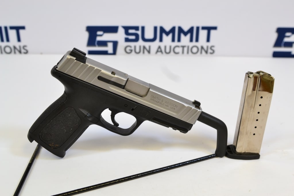 Smith & Wesson SD9VE 9mm: Up for auction is a two-toned 9mm S&W. Comes with fixed front and rear sights, trigger safety, lower rail mount, and one magazine. Please see photos. - Barrel Length: 4 ; SN#:FYX5300 - Bore: Shiny ; A