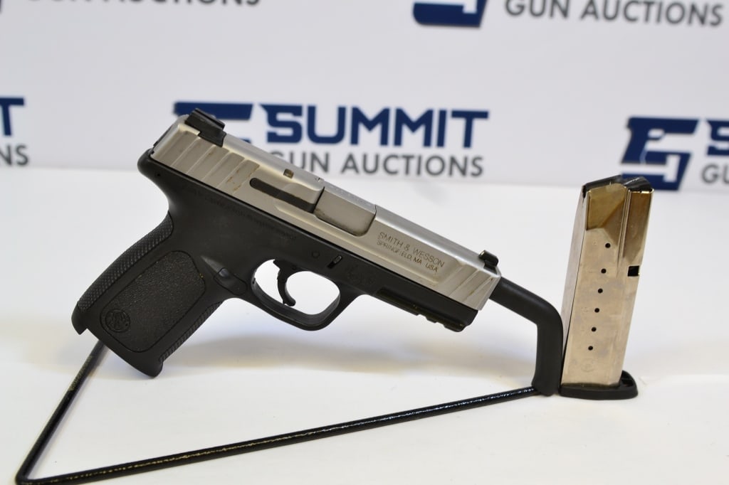 Smith & Wesson SD40VE .40 S&W: This firearm includes a fixed front and rear sights, frame rail mount, trigger safety and (1) magazine. Overall in good condition. Please see photos. - Barrel Length: 4 ; SN#:HFX3596 - Bore: Shiny ; A