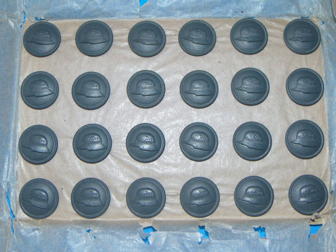 WWI - WWII German "DER STAHLHELM" Uniform Button Lot, 48 Unissued on the Card (1 of 7)