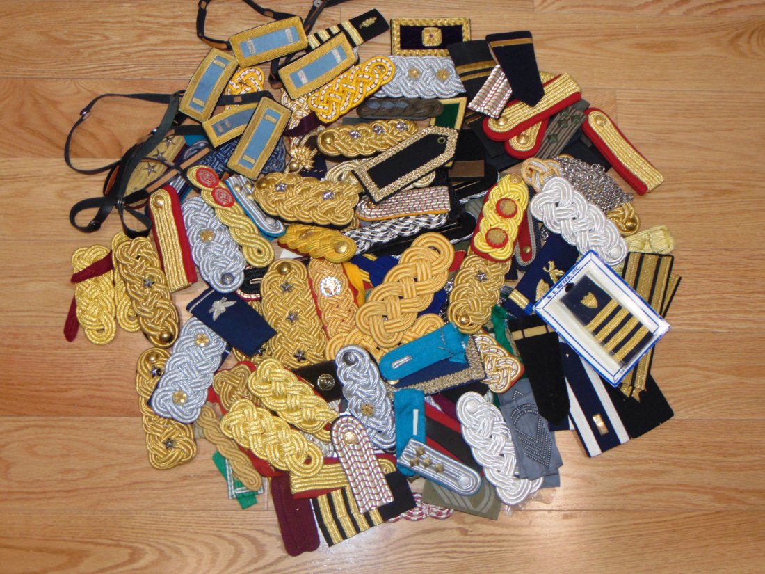 BONANZA LOT of Military Shoulder Boards Epaulettes, Mixed Periods & Countries: LARGE BONANZA LOT OF SHOULDER BOARDS, ASSORTED ERAS AND COUNTRIES, APPROX. 10 POUNDS