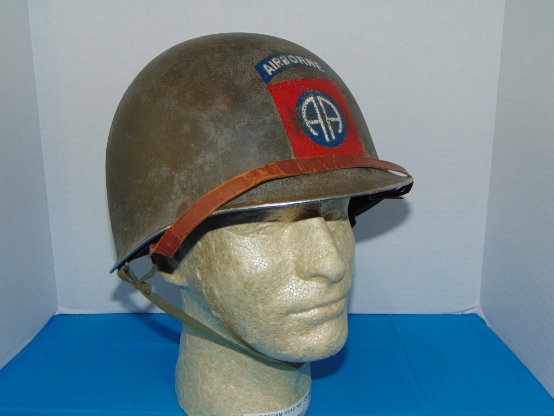 Painted WWII M1C 82nd Airborne Paratrooper Helmet (1 of 18)