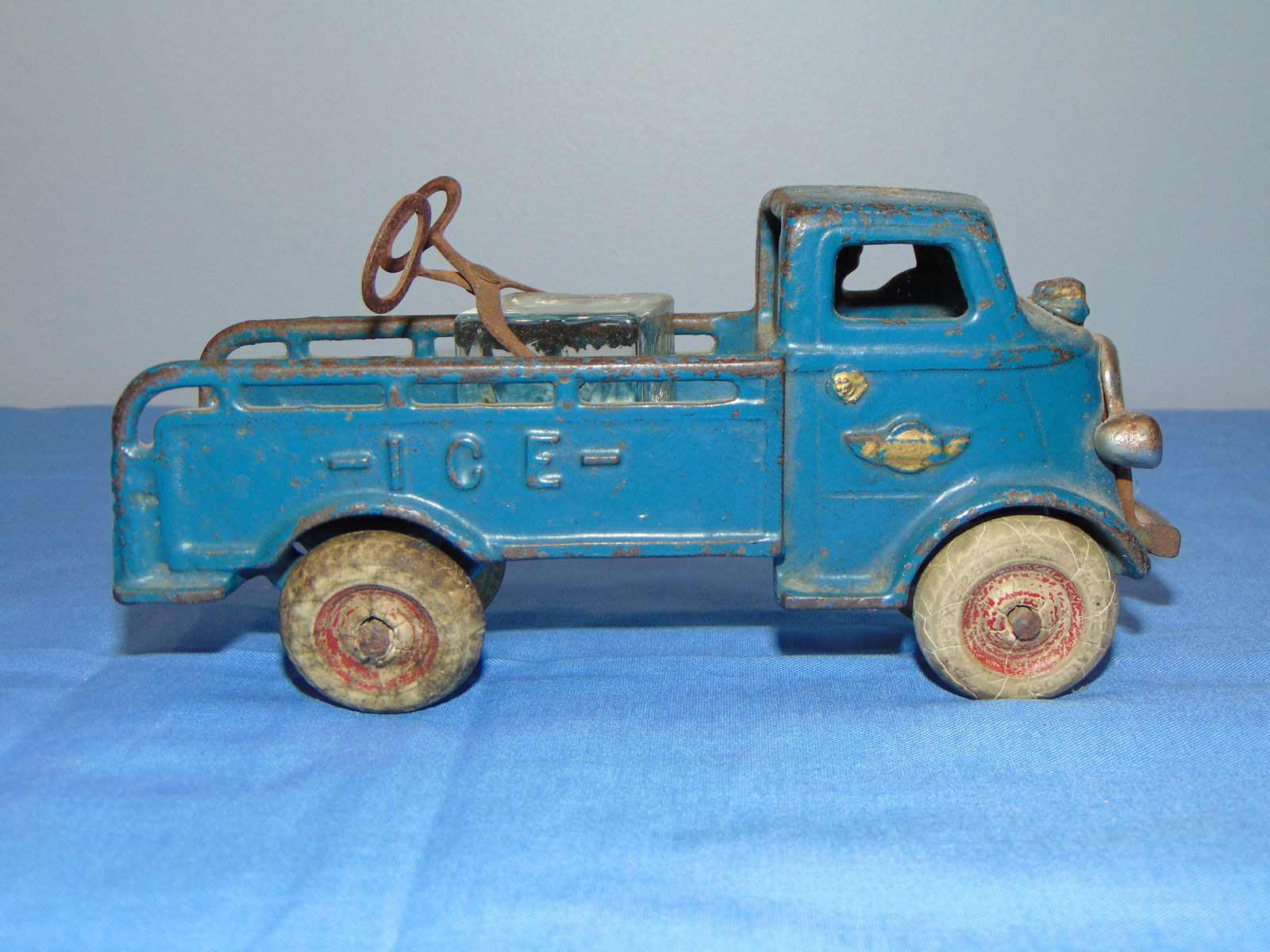 Original Antique Cast Iron Toy, Arcade ICE TRUCK (1 of 9)