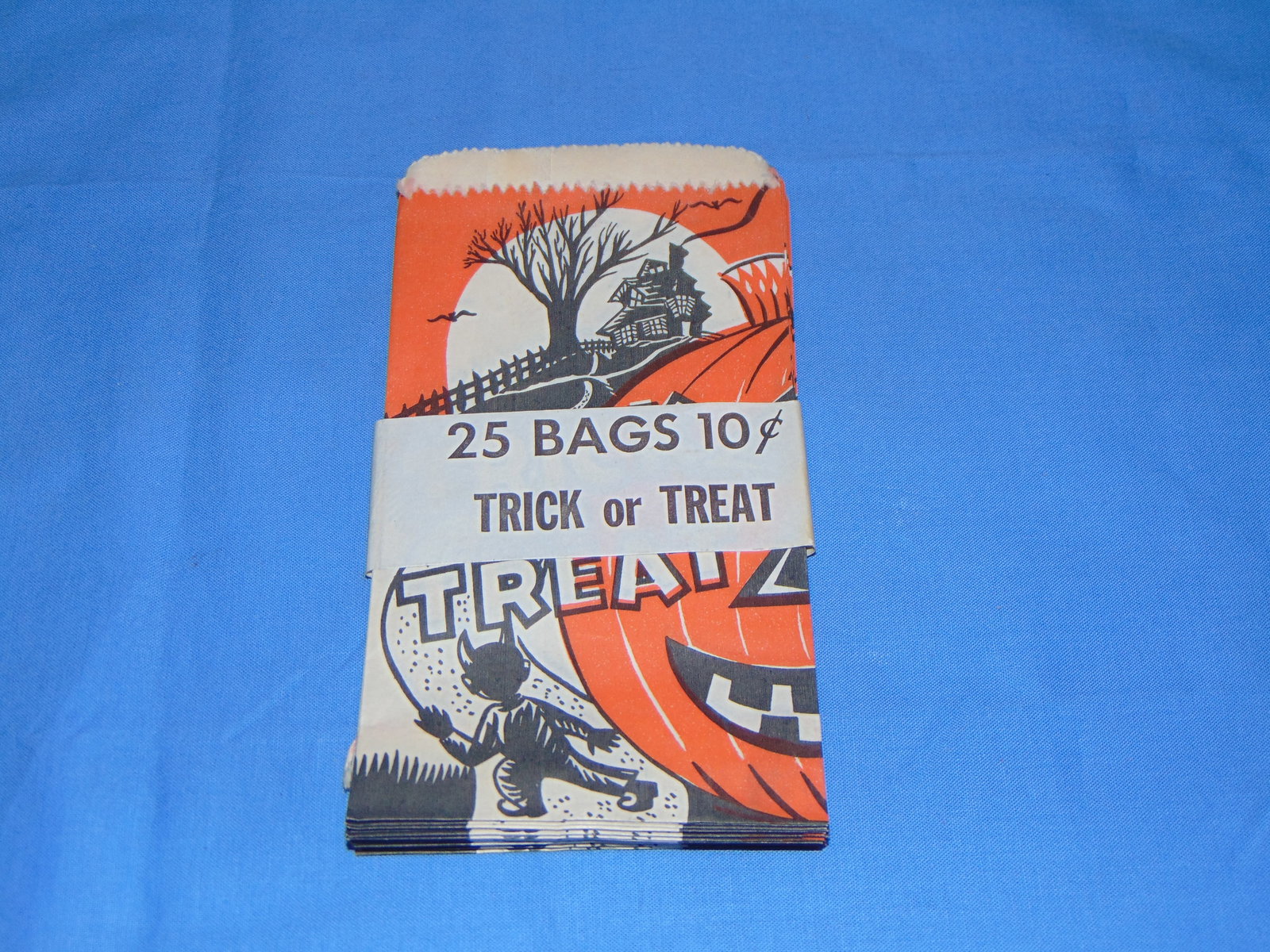 1950's Vintage Halloween Trick or Treat Bag Unused Package 25 Bags 10c: NICE LOT OF 1950's VINTAGE TRICK OR TREAT BAGS, STILL WITH THE BUNDLE WRAPPER, THERE ARE 23 IN TOTAL. A REALLY NEET HALLOWEEN ITEM.