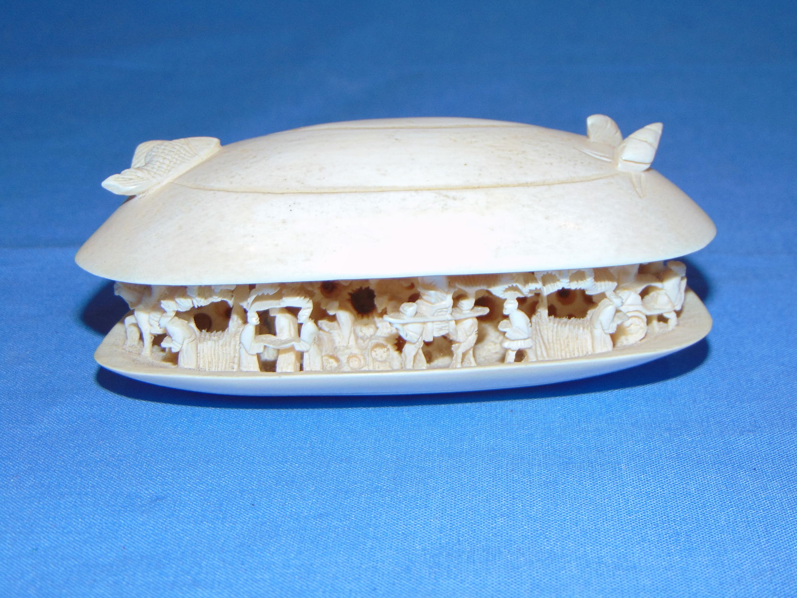 Antique Chinese Carved VILLAGE IN A CLAM SHELL (1 of 8)